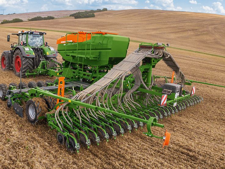 Maximale Einsparung von Dünger und Saatgut mit der Einzelreihenschaltung (1) Cirrus9004_Fendt_d0_kw_DJI_20230823134417_0644_d1_231027_CMS